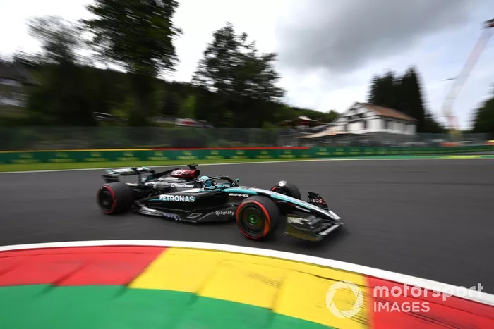 Mengimbangi pembalap lainnya, Albon mencatatkan waktu terbaik di sepertiga lap pertama dan terakhir, untuk menempati posisi ketiga dan menurunkan posisi Russell ke P4. Ia dibuntuti oleh Hamilton, Leclerc dan Perez, dengan Norris, Carlos Sainz dan Lance Stroll melengkapi posisi 10 besar. Para pembalap berkonsentrasi pada putaran panjang dengan bahan bakar yang lebih tinggi saat sesi satu jam berakhir - langit mendung di atas dibandingkan dengan kondisi cerah saat FP1 dimulai.