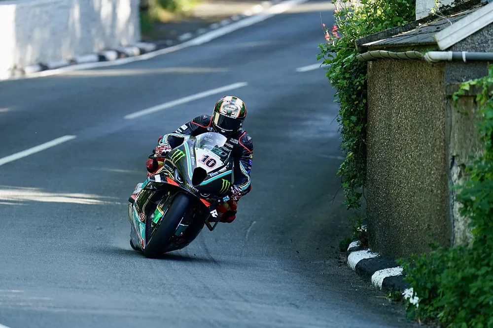 PEMENANG ISLE MAN TT INCAR WILD CARD WORLD SUPERBIKE